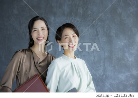 ノートパソコンを持つ女性 122132368