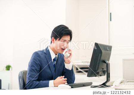 電話で怒鳴るビジネスマンの男性 122132432