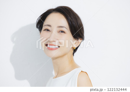 ショートヘアの女性のポートレート ショートヘアの女性のポートレート 122132444