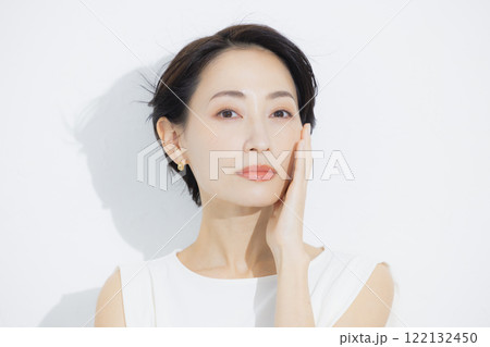 ショートヘアの女性のポートレート ショートヘアの女性のポートレート 122132450