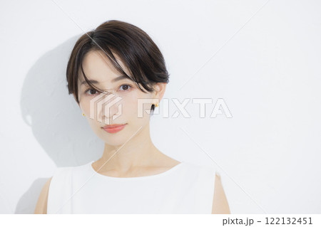 ショートヘアの女性のポートレート　 122132451