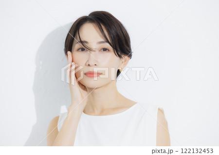 ショートヘアの女性のポートレート　 122132453