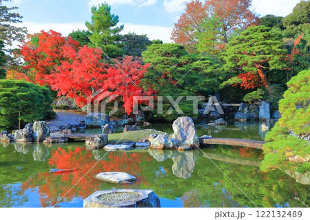 【京都府】シンメトリーな桂離宮の紅葉 122132489
