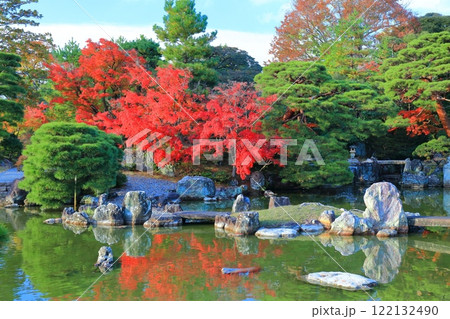 【京都府】シンメトリーな桂離宮の紅葉 【京都府】シンメトリーな桂離宮の紅葉 122132490