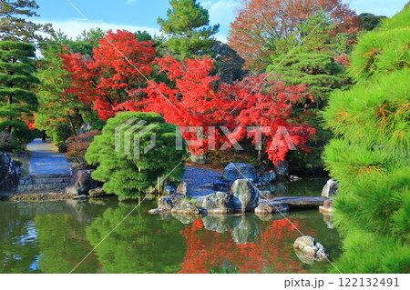 【京都府】シンメトリーな桂離宮の紅葉 【京都府】シンメトリーな桂離宮の紅葉 122132491
