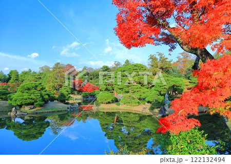 【京都府】シンメトリーな桂離宮の紅葉 122132494