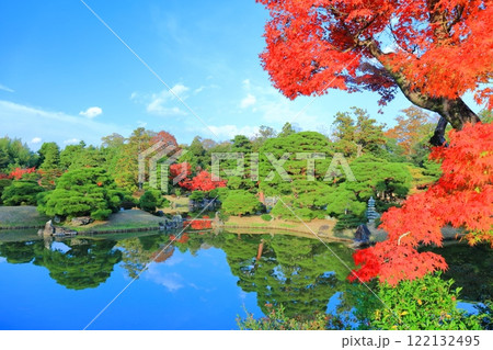 【京都府】シンメトリーな桂離宮の紅葉 【京都府】シンメトリーな桂離宮の紅葉 122132495