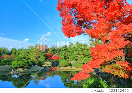 【京都府】シンメトリーな桂離宮の紅葉 122132496