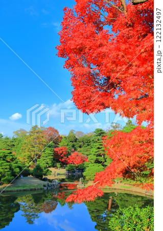 【京都府】シンメトリーな桂離宮の紅葉 【京都府】シンメトリーな桂離宮の紅葉 122132497