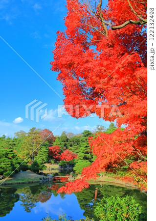 【京都府】シンメトリーな桂離宮の紅葉 122132498