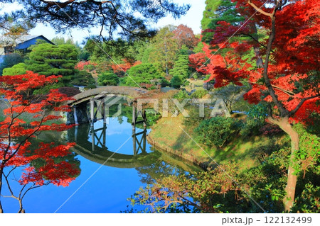 【京都府】シンメトリーな桂離宮の紅葉 122132499