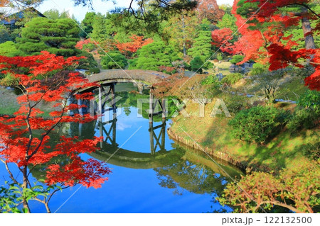 【京都府】シンメトリーな桂離宮の紅葉 【京都府】シンメトリーな桂離宮の紅葉 122132500