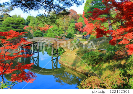 【京都府】シンメトリーな桂離宮の紅葉 122132501
