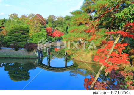 【京都府】シンメトリーな桂離宮の紅葉 122132502