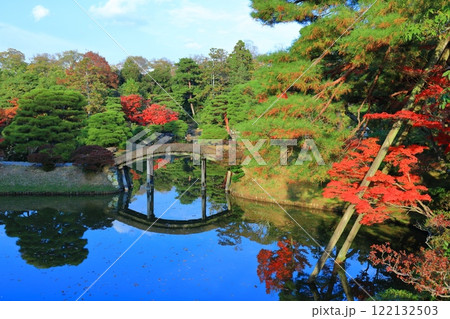 【京都府】シンメトリーな桂離宮の紅葉 122132503