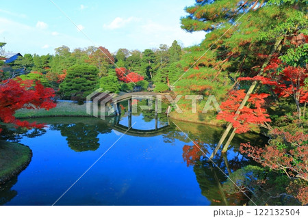 【京都府】シンメトリーな桂離宮の紅葉 【京都府】シンメトリーな桂離宮の紅葉 122132504