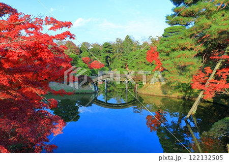 【京都府】シンメトリーな桂離宮の紅葉 122132505