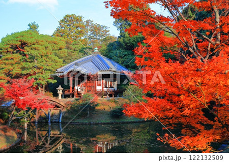 【京都府】シンメトリーな桂離宮の園林堂と紅葉 【京都府】シンメトリーな桂離宮の園林堂と紅葉 122132509