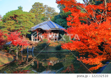 【京都府】シンメトリーな桂離宮の園林堂と紅葉 122132510