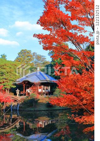 【京都府】シンメトリーな桂離宮の園林堂と紅葉 122132512