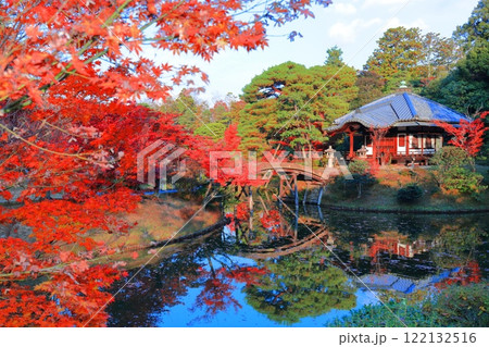 【京都府】シンメトリーな桂離宮の園林堂と紅葉 122132516