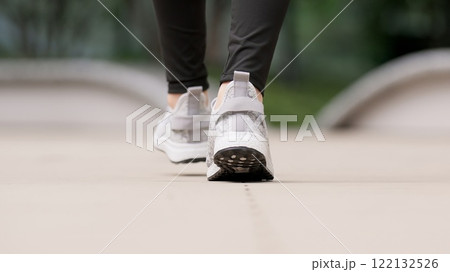 歩く女性の足元 歩く女性の足元 122132526