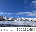 青空広がる雪国の風景 122132693
