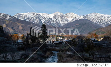 快晴の空と冠雪の北アルプス　長野県 122132817