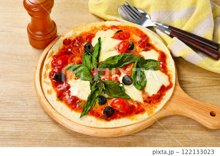 ピザ、ピッツァ、pizza、マルゲリータ、トマトソース、イタリアン料理、モッツァレラチーズ、オリーブ 122133023