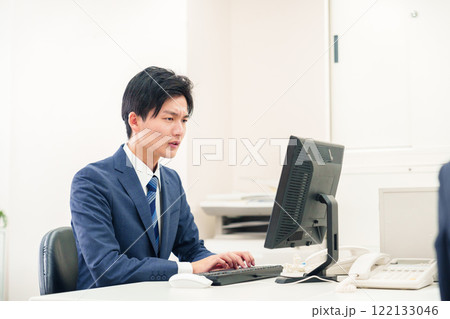 仕事がうまくいかずネガティブな表情を浮かべるビジネスマン 仕事がうまくいかずネガティブな表情を浮かべるビジネスマン 122133046