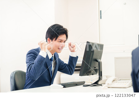 仕事がうまくいかずネガティブな表情を浮かべるビジネスマン 仕事がうまくいかずネガティブな表情を浮かべるビジネスマン 122133047