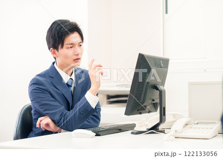 仕事がうまくいかずネガティブな表情を浮かべるビジネスマン 122133056