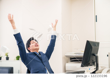 オフィスで書類を破り捨てるビジネスマン オフィスで書類を破り捨てるビジネスマン 122133196