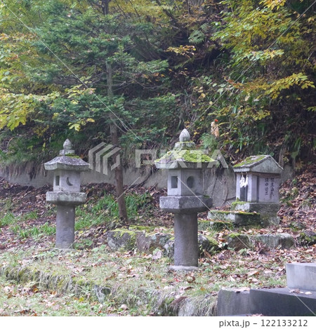 苔むす石灯篭 122133212