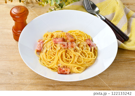 カルボナーラ、イタリアンパスタ、スパゲッティ、生クリームとチーズとベーコンと黒胡椒のパスタ カルボナーラ、イタリアンパスタ、スパゲッティ、生クリームとチーズとベーコンと黒胡椒のパスタ 122133242