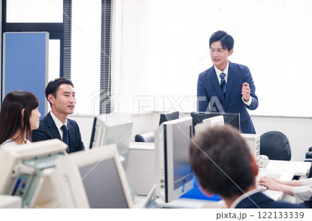 オフィスで働く複数のビジネスパーソン オフィスで働く複数のビジネスパーソン 122133339