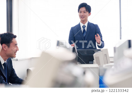 オフィスで働く複数のビジネスパーソン 122133342