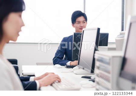 オフィスで働く複数のビジネスパーソン 122133344