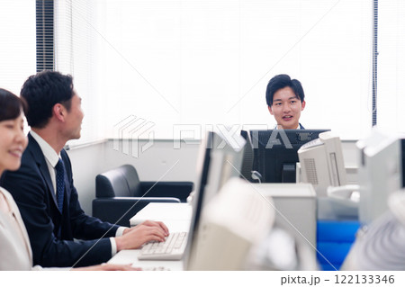 オフィスで働く複数のビジネスパーソン 122133346