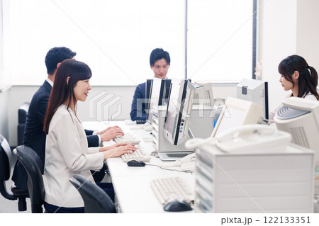 オフィスで働く複数のビジネスパーソン 122133351