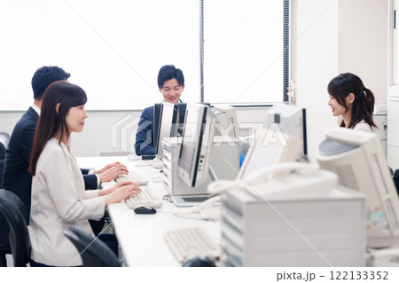 オフィスで働く複数のビジネスパーソン 122133352