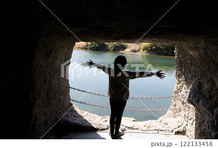 青の洞門　明かりとりの窓に立つ女性 122133458