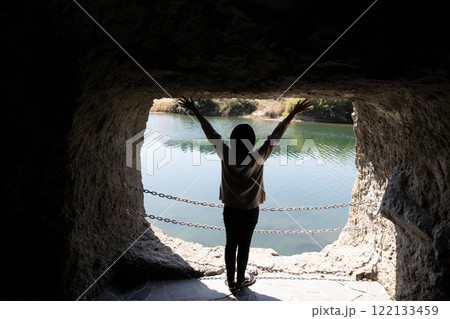 青の洞門　明かりとりの窓に立つ女性 122133459