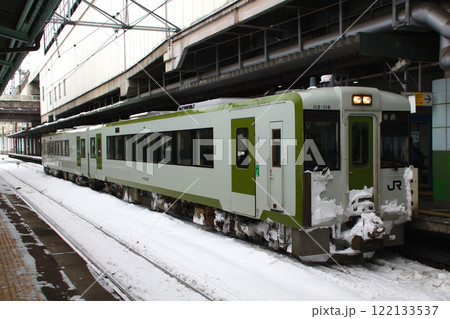 盛岡駅に停車中の花輪線キハ110形（盛岡-好摩⇔大館） 122133537