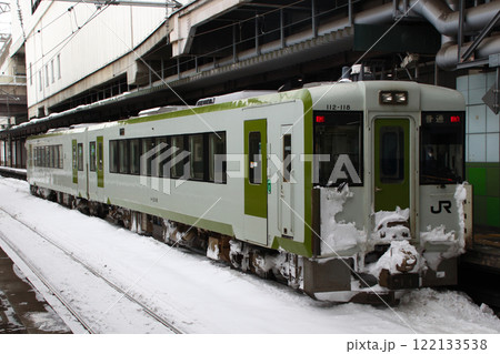盛岡駅に停車中の花輪線キハ110形（盛岡-好摩⇔大館） 122133538