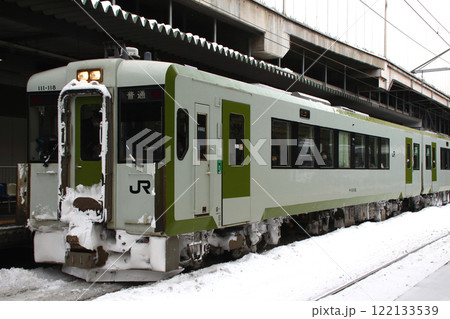 盛岡駅に停車中の花輪線キハ110形（盛岡-好摩⇔大館） 122133539