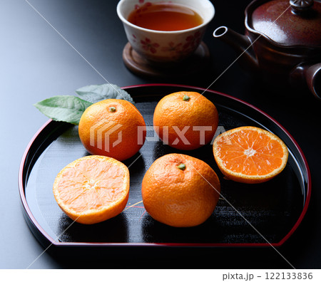 お盆にのせたみかん（黒背景） 122133836