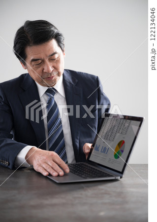 グラフを見ながら経営などの説明する会社の社長のようなイメージ 銀行の融資など グラフを見ながら経営などの説明する会社の社長のようなイメージ 銀行の融資など 122134046