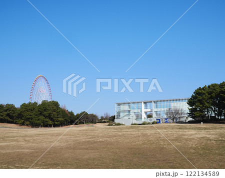 展望広場から見るクリスタルビューと大観覧車|葛西臨海公園 展望広場から見るクリスタルビューと大観覧車|葛西臨海公園 122134589