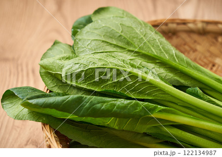 竹ざるに盛った新鮮な小松菜 122134987